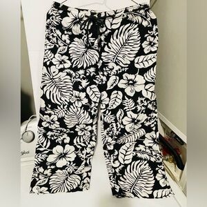 Lauren Ralph Lauren Size 4 cropped pants, cute black and white design.